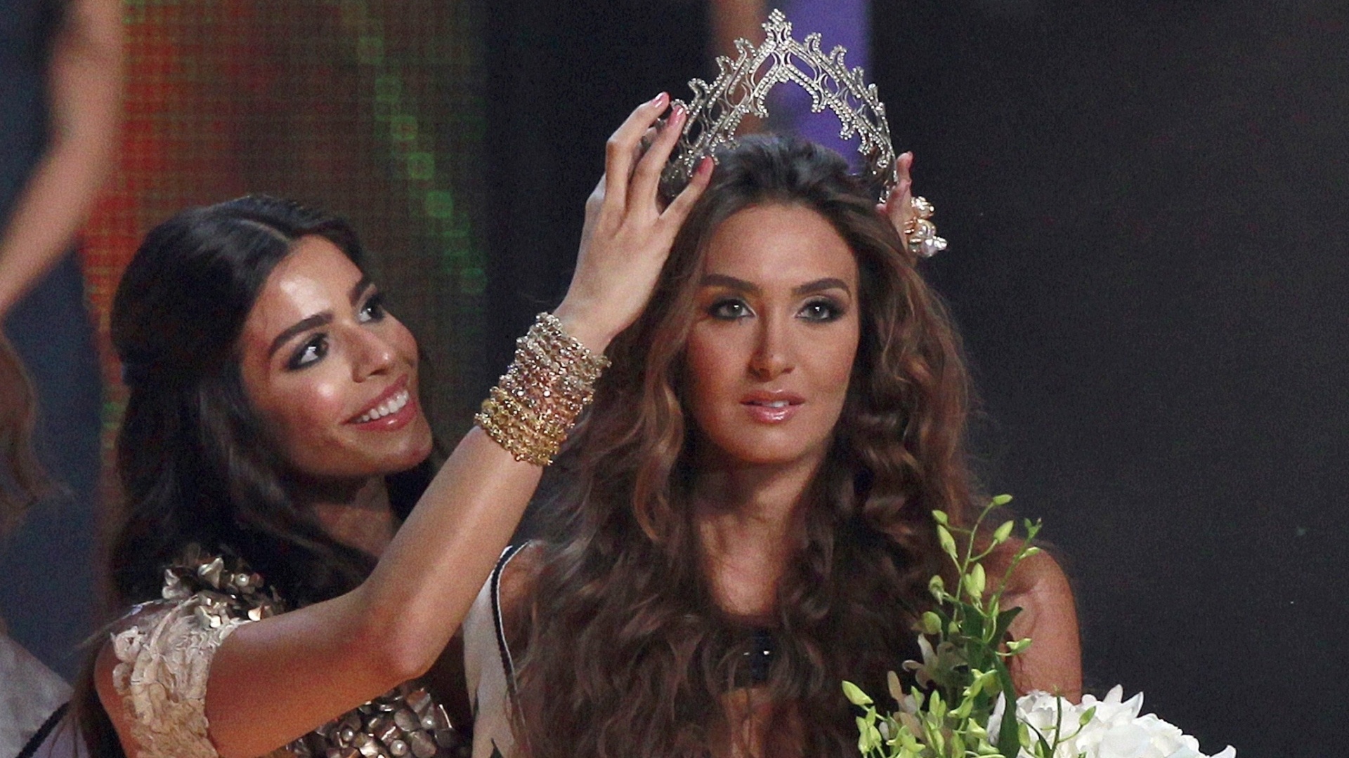 1out2012---yara-khoury-mikhael-a-esq-vencedora-do-concurso-do-ano-passado-passa-a-coroa-para-rina-chibany-eleita-miss-libano-2012-1349120007322_1920x1080.jpg