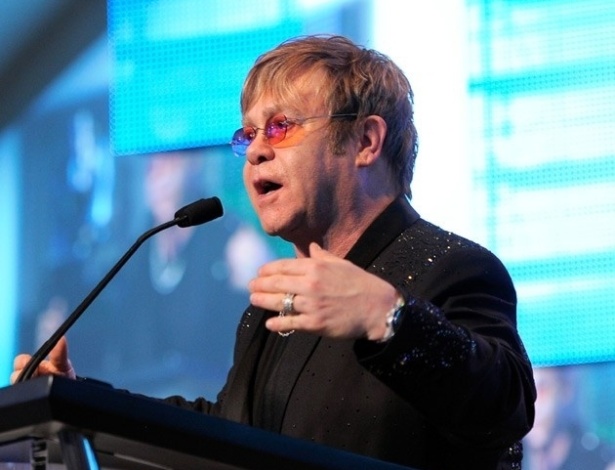 Elton John se apresentou em duas festas de casamento no último final de semana de setembro