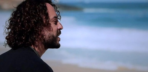 Gabriel o Pensador em cena do clipe "Surfista Solitário"