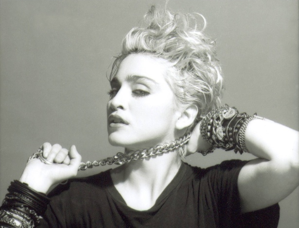 Madonna na contracapa de seu álbum de estreia, que tem "Everybody" e "Holiday" 