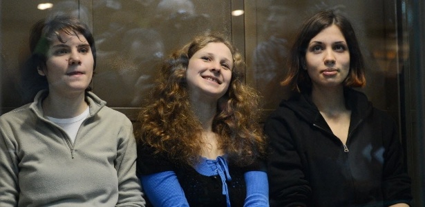 Integrantes da banda punk russa Pussy Riot (da esquerda para direita) Maria Alyokhina, Yekaterina Samutsevich e Nadezhda Tolokonnikova participam de audiência no tribunal municipal de Moscou (10/10/12) 
