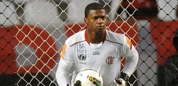 Goleiro do Fla evita falar de Bruno para não ficar mal-visto e lamenta