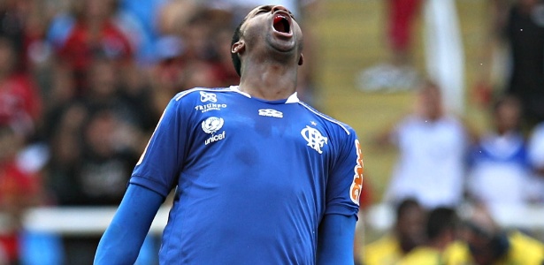 Com torcicolo, Felipe passa noite no hospital e vira dúvida no Fla para semifinal