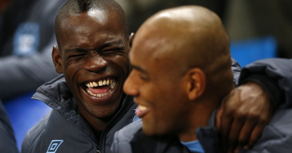 mario-balotelli-da-risada-com-companheir