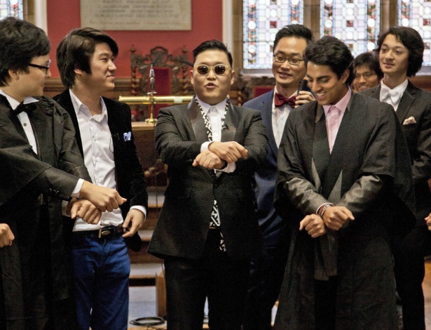 Psy dança "Gangnam Style" com membros da Oxford Union (7/11/2012)