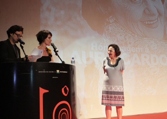 http://imguol.com/2012/11/09/laura-cardoso-recebe-homenagem-no-festival-de-vitoria-8112012-1352485697587_560x400.jpg