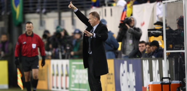 Fla agenda reunião e tenta convencer Mano Menezes com chegada de reforços