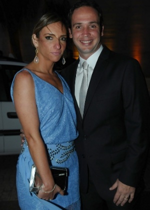 Caio Ribeiro, acompanhado da mulher Renata, disse que está feliz pelo casamento do amigo e companheiro de programa (17/11/12)