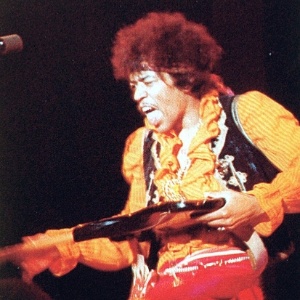 Jimi Hendrix se apresenta em show na década de 1960