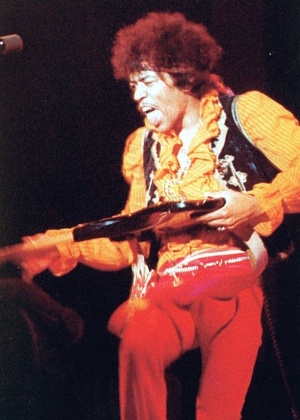 Jimi Hendrix se apresenta em show na década de 1960