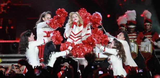2.dez.12 - Vestida como líder de torcida, Madonna canta "Express Yourself", oitava canção do setlist, no show do Rio