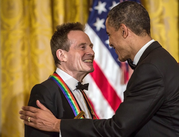 O baixista John Paul Jones, do Led Zeppelin, recebe premiação do Centro Kennedy das mãos do presidente americano Barack Obama (2/12/12)