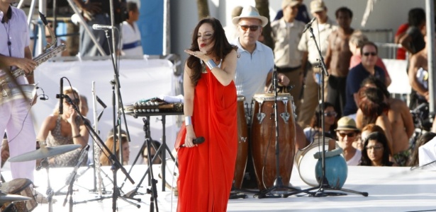 5.Dez.2012 - A cantora Bebel Gilberto faz show de gravação do DVD "Bebel Gilberto in Rio" na praia do Arpoador, no Rio