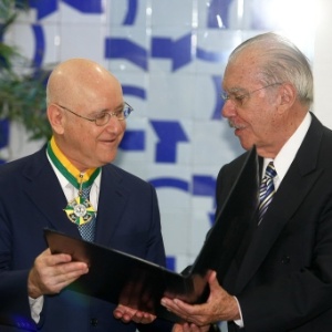 O então presidente do Senado, José Sarney (PMDB-AP), condecora o ministro Ari Pargendler (esq.), presidente do Superior Tribunal de Justiça