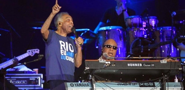 25.dez.2012 - Na parte final do show, Gilberto Gil se reúne com Stevie Wonder no palco