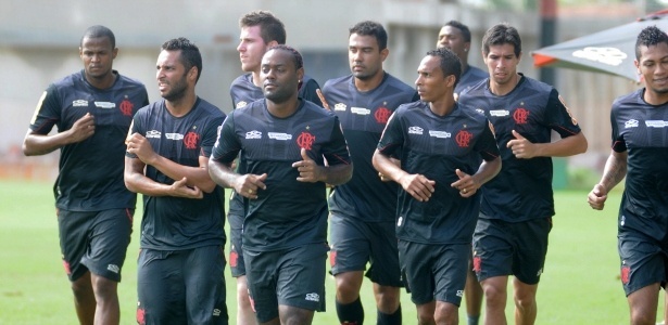 Diretoria do Flamengo esquece críticas e valoriza elenco em meio a mercado difícil