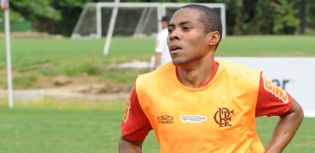 Elias participa de coletivo, tem estreia confirmada e revela ansiedade no Flamengo