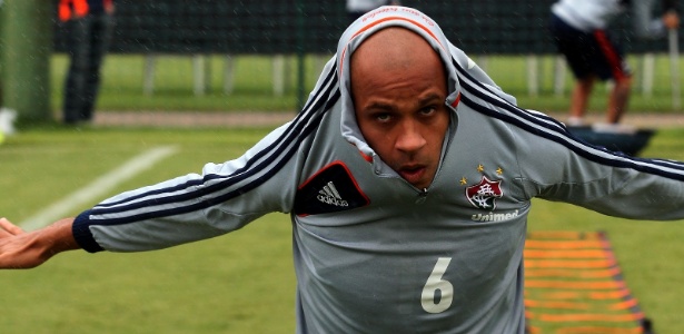 carlinhos-treina-durante-a-pre-temporada-do-fluminense-em-atibaia-1358029742020_615x300.jpg