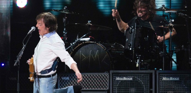 Paul McCartney e Dave Grohl tocaram a música em show beneficente em prol das vítimas do furacão Sandy, em Nova York