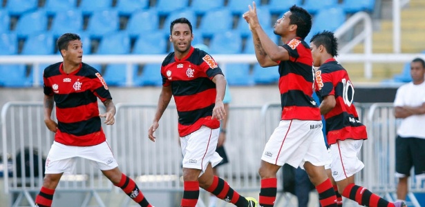 Hernane recebe apoio, pedidos de calma e aposta em gols para assumir camisa 9 do Fla