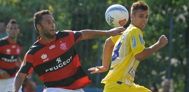 Fla inicia caminhada em alçapões com tropeço, pipas no campo e desmaios por calor