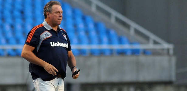 Abel defende treinadores e lamenta demissões nos rivais Fla e Vasco