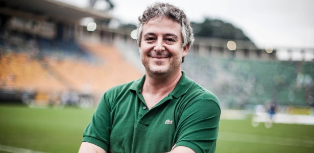 Presidente do Palmeiras, Paulo Nobre posa para fotos no gramado do Pacaembu 