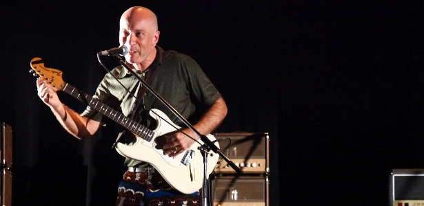 1.fev.2013 - O guitarrista Edgard Scandurra toca no show "Hendrix 70", no SESC Vila Mariana, em São Paulo