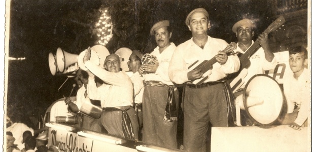 Trio Elétrico de Dodô e Osmar tocando em cima de caminhão durante micareta de Feira de Santana (BA), em 1952