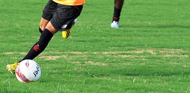 Goleiro Felipe pede melhorias em gramado do centro de treinamento do Flamengo