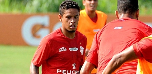 C. Eduardo treina novamente entre os titulares e fica mais perto de estreia no Fla