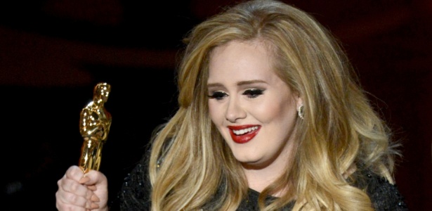 24.fev.2013 - Favorita, Adele ganha Oscar por melhor canção; "Skyfall" é tema do mais recente filme do 007