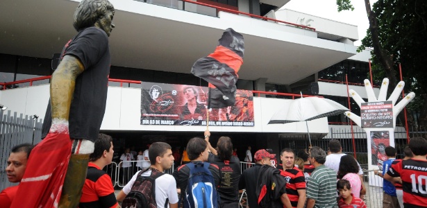 Torcida do Fla ignora chuva, fecha trânsito e faz festa para inaugurar estátua de Zico na Gávea