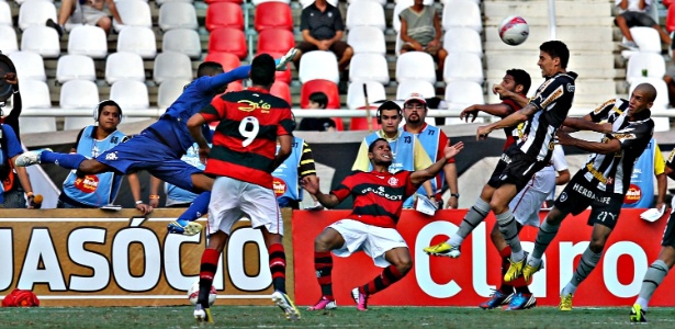 Felipe nega clima pesado por discussão no Fla e reclama de nova pausa