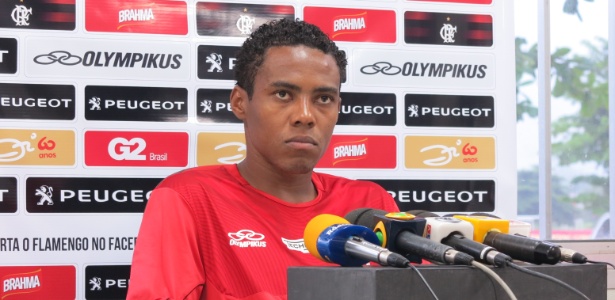 Elias mostra desânimo com lateral no Fla e torce por improviso breve