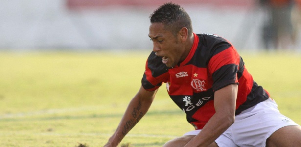 Hernane cai de produção no Fla e tenta até roubar gol por fim de jejum