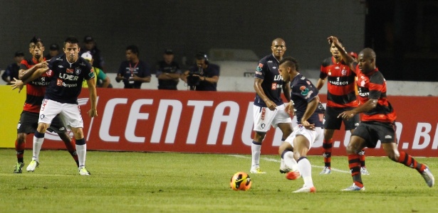 Wallace lamenta revezamento na zaga do Fla: Vai ter desentrosamento