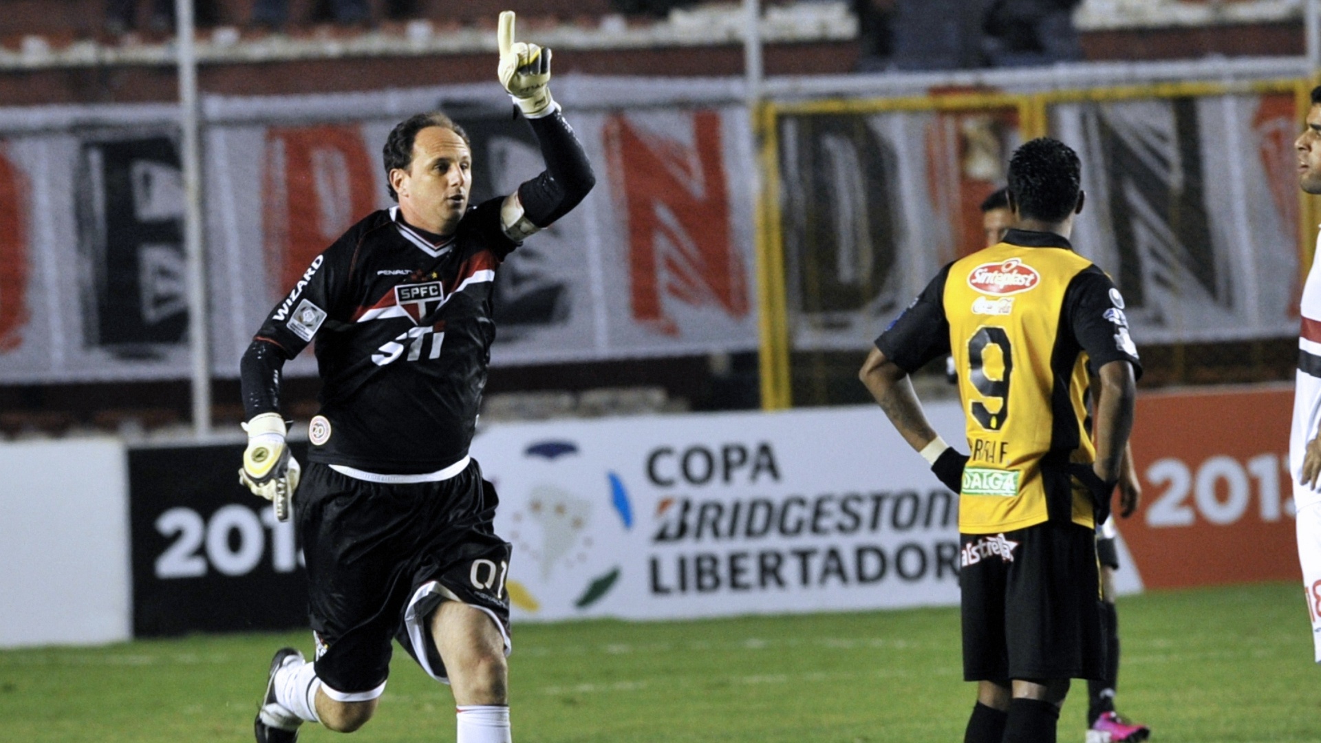 Ceni ensaia retorno a campo, mas deixa treino após aquecimento