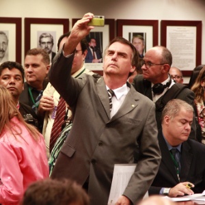 Deputado federal Jair Bolsonaro (PP-RJ) fotografa manifestantes que protestavam na sessão da Comissão de Direitos Humanos da Câmara 