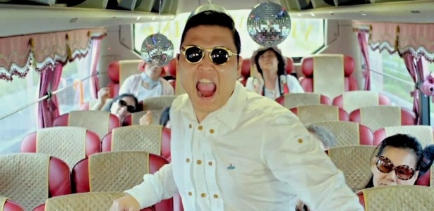 Psy em imagem de gravação do clipe de 