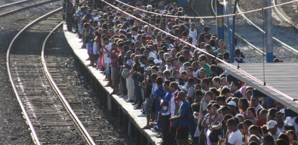 Em abril, um homem chegou a cair de um trem superlotado