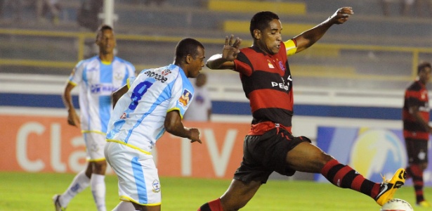 Flamengo quer manter Cleber Santana, mas dívida com Avaí é empecilho