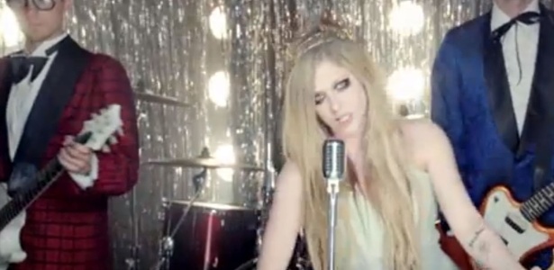 Avril Lavigne aparece como a rainha do baile de formatura em novo clipe