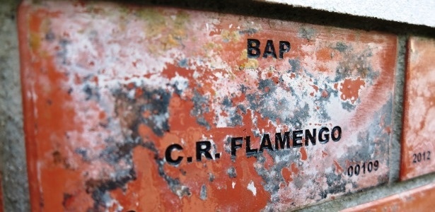 Fla vê tijolinhos abandonados e tenta reativar campanha de R$ 2 milhões