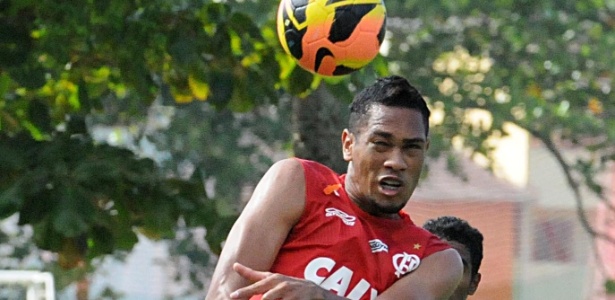 Hernane ganha duelo com Moreno em 1º ensaio do Fla para estreia no BR