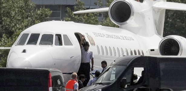 Presidente boliviano Evo Morales embarca em avião oficial para deixar Viena