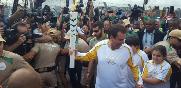 Ago.2016 - Eduardo Paes carrega tocha olímpica no Rio de Janeiro