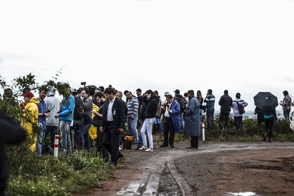 Fãs se reuniram próximo a uma das cabeceiras da pista do aeroporto (Foto: Lucas Lima/UOL)