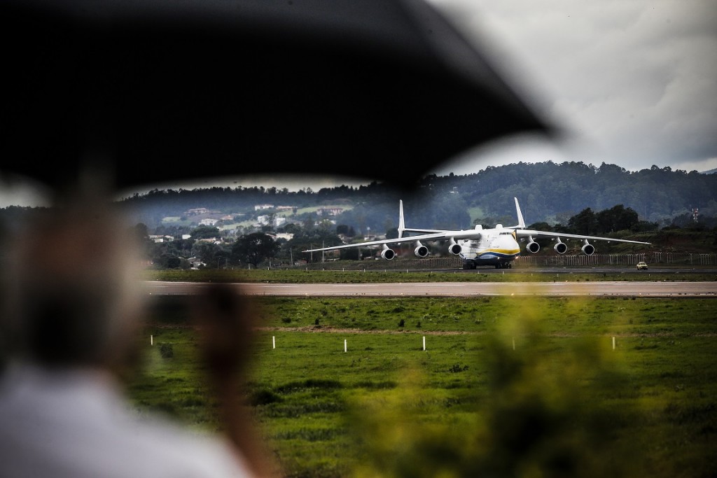 Nem mesmo o mau tempo afastou a legião de fãs (Foto: Lucas Lima/UOL) 