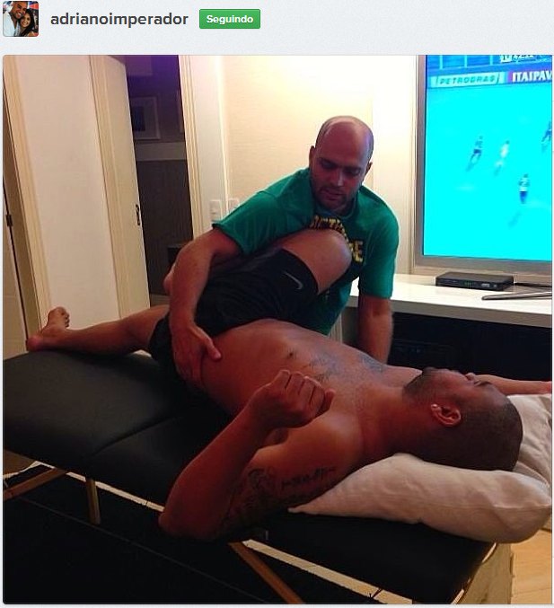Sem camisa, Adriano exibe corpo mais magro durante fisioterapia